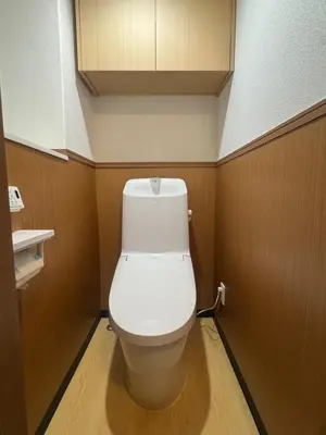 a bathroom with a white toilet in a room at B&B 103 under the clear sky Go straight to Narita 8 minutes on foot from Kinshicho Station 1 minute on foot from Asakusa and Skytree 50 minutes from Disneyland 1 minute from Monopolis in Tokyo