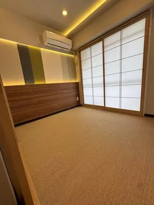 a large room with a large door and a room with carpet at Minshuku 203 under the clear sky 8-minute walk from Kinshicho Station direct line to Narita Airport 50-minute walk from Disneyland and 1-minute walk from the mall in Tokyo