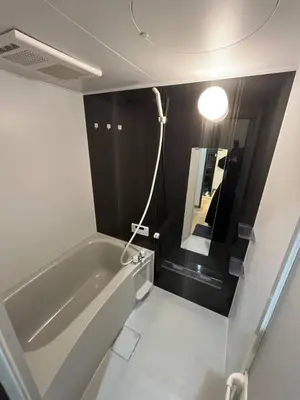 a bathroom with a bath tub and a mirror at \u65e5\u66ae\u91ccMori House A in Tokyo
