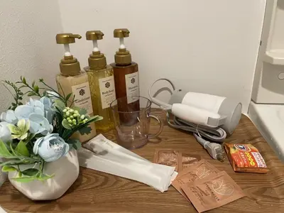 a table with two bottles of alcohol and a vase with flowers at \u30b5\u30af\u30e9\u30b7\u30e3\u30c9\u30a6\u9280\u5ea7502 in Tokyo