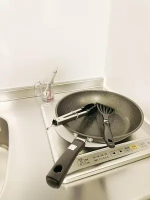 a kitchen sink with a frying pan and a whisk at \u30b5\u30af\u30e9\u30b7\u30e3\u30c9\u30a6\u9280\u5ea7502 in Tokyo