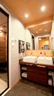 a bathroom with two sinks and a large mirror at \u304a\u5bbf\u5be7\u3005OyadoNene\u677f\u6a4b \u6c60\u888b3\u5206\u65b0\u5bbf9\u5206 in Tokyo