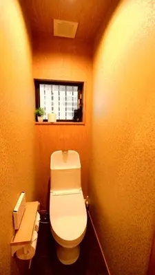 a small bathroom with a toilet and a window at \u304a\u5bbf\u5be7\u3005OyadoNene\u677f\u6a4b \u6c60\u888b3\u5206\u65b0\u5bbf9\u5206 in Tokyo