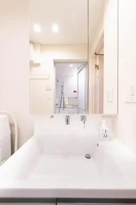 a white bathroom with a sink and a mirror at \u5922\u306e\u5bbf \u6771\u4e2d\u91ce 134t in Tokyo