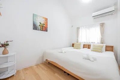 a bedroom with a large white bed in a room at \u65e5\u66ae\u91ccMori House B in Tokyo
