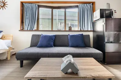 a living room with a couch and a table at \u6771\u4eac\u5927\u7530\u533a\u5e73\u548c\u5cf6\u30a2\u30d1\u30fc\u30c8\u30e1\u30f3\u30c8 in Tokyo