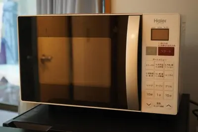 a microwave oven with its door open on a counter at \u6771\u4eac\u5927\u7530\u533a\u5e73\u548c\u5cf6\u30a2\u30d1\u30fc\u30c8\u30e1\u30f3\u30c8 in Tokyo