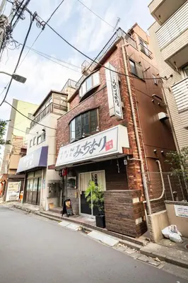 a building on the side of a street at \u6771\u4eac\u5927\u7530\u533a\u5e73\u548c\u5cf6\u30a2\u30d1\u30fc\u30c8\u30e1\u30f3\u30c8 in Tokyo
