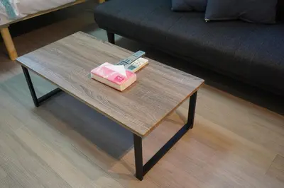 a wooden coffee table with a remote control on it at \u6771\u4eac\u5927\u7530\u533a\u5e73\u548c\u5cf6\u30a2\u30d1\u30fc\u30c8\u30e1\u30f3\u30c8 in Tokyo
