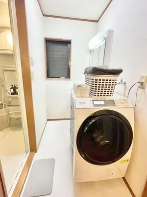 a washing machine with a basket on top of it at \u6e0b\u8c37\u533a\u306e\u4e00\u8ed2\u5bb6 80\u5e73\u7c73 3\u5bdd\u5ba46\u30d9\u30c3\u30c9 \u5e61\u30f6\u8c37\u99c5\u5f92\u6b695\u5206 \u65b0\u5bbf\u307e\u3067\u96fb\u8eca4\u5206 in Tokyo