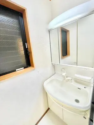 a bathroom with a sink and a mirror at \u6e0b\u8c37\u533a\u306e\u4e00\u8ed2\u5bb6 80\u5e73\u7c73 3\u5bdd\u5ba46\u30d9\u30c3\u30c9 \u5e61\u30f6\u8c37\u99c5\u5f92\u6b695\u5206 \u65b0\u5bbf\u307e\u3067\u96fb\u8eca4\u5206 in Tokyo