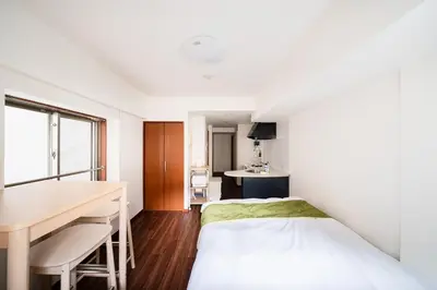a small bedroom with a bed and a desk at \u30ac\u30a4\u30a2\u6b4c\u821e\u4f0e\u753a\u58f1\u756a\u9928204 in Tokyo