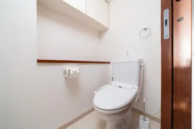 a bathroom with a white toilet in a room at \u30ac\u30a4\u30a2\u6b4c\u821e\u4f0e\u753a\u58f1\u756a\u9928204 in Tokyo