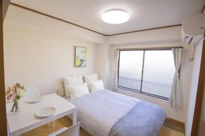 a small bedroom with a bed and a table and a window at \u6771\u4e2d\u91ce\u99c5\u5f92\u6b693\u5206 \u4ea4\u901a\u81f3\u4fbf \u4e0b\u753a\u30b0\u30eb\u30e1 \u5546\u5e97\u8857\u30b7\u30e7\u30c3\u30d4\u30f3\u30b0\u5bbf YoEh in Tokyo