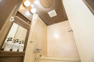 a bathroom with a shower with a mirror at \u5317\u65b0\u5bbf\u5f92\u6b693\u5206 \u4ea4\u901a\u81f3\u4fbf \u4e0b\u753a\u30b0\u30eb\u30e1 \u5546\u5e97\u8857\u30b7\u30e7\u30c3\u30d4\u30f3\u30b0\u5bbf S02c in Tokyo