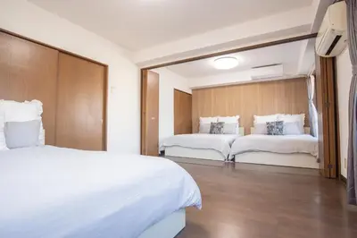 two beds in a hotel room with white sheets at \u5317\u65b0\u5bbf\u5f92\u6b693\u5206 \u4ea4\u901a\u81f3\u4fbf \u4e0b\u753a\u30b0\u30eb\u30e1 \u5546\u5e97\u8857\u30b7\u30e7\u30c3\u30d4\u30f3\u30b0\u5bbf S02c in Tokyo