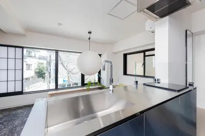 a kitchen with a large sink and large windows at \u30ea\u30bf\u30a4\u30f3\u4e2d\u4e95 in Tokyo