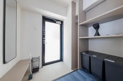 an empty room with a door to a window at \u30ea\u30bf\u30a4\u30f3\u4e2d\u4e95 in Tokyo
