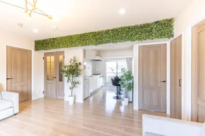 a living room with a green accent wall at Parkview, 3min by Train to Shibuya, 5min by Train to Shinjuku in Tokyo