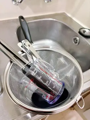 a glass jar in a strainer in a sink at \u30b5\u30af\u30e9\u30b7\u30e3\u30c9\u30a6\u6771\u6c60\u888b in Tokyo