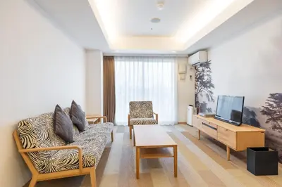 a living room with a couch and a tv at \u6771\u6025\u30b9\u30c6\u30a4\u56db\u8c37 in Tokyo