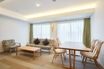 a living room with a table and chairs at \u6771\u6025\u30b9\u30c6\u30a4\u56db\u8c37 in Tokyo