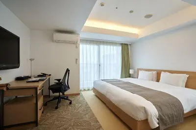 a hotel room with a bed and a desk and a television at \u6771\u6025\u30b9\u30c6\u30a4\u56db\u8c37 in Tokyo