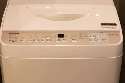 a washing machine with a white top and controls at \u30a8\u30b3\u30ed\u65b0\u5bbf\u7b2c\u4e8c\u30d3\u30eb in Tokyo