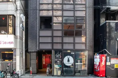 a building on a city street with bikes parked outside at \u30a8\u30b3\u30ed\u65b0\u5bbf\u7b2c\u4e8c\u30d3\u30eb in Tokyo