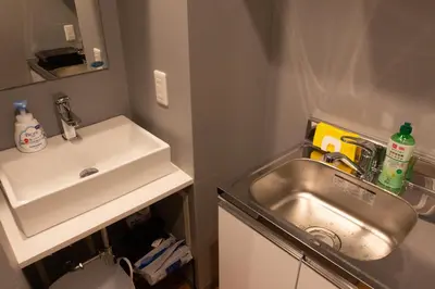 a small bathroom with a sink next to a sink at \u30a8\u30b3\u30ed\u65b0\u5bbf\u7b2c\u4e8c\u30d3\u30eb in Tokyo