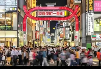 a crowd of people walking down a busy city street at \u6771\u4eac\u90fd\u5fc3 \u6751\u4e0a\u7fa9\u7537\u8a2d\u8a08 112\u5e73\u7c73\u9ad8\u7d1a\u8c6a\u90b8 \u5b8c\u5168\u8cb8\u5207 \u6c60\u888b\u96fb\u8eca6\u5206 \u65b0\u5bbf\u6e0b\u8c37\u76f4\u901a \u6620\u753b\u9928 WiFi12\u4eba WAGAMAMA\u5c0f\u7af9\u5411\u539f3\u968e in Tokyo