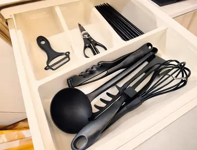 a drawer filled with cooking utensils on a counter at \u6771\u4eac\u90fd\u5fc3 \u6751\u4e0a\u7fa9\u7537\u8a2d\u8a08 112\u5e73\u7c73\u9ad8\u7d1a\u8c6a\u90b8 \u5b8c\u5168\u8cb8\u5207 \u6c60\u888b\u96fb\u8eca6\u5206 \u65b0\u5bbf\u6e0b\u8c37\u76f4\u901a \u6620\u753b\u9928 WiFi12\u4eba WAGAMAMA\u5c0f\u7af9\u5411\u539f3\u968e in Tokyo