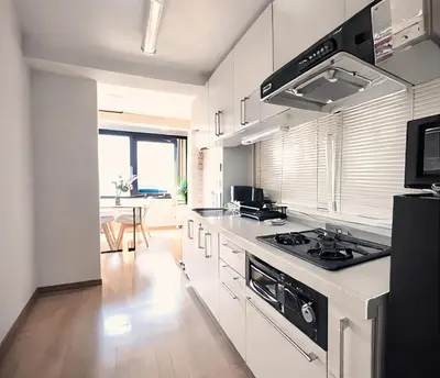 a kitchen with white cabinets and a stove top oven at \u6771\u4eac\u90fd\u5fc3 \u6751\u4e0a\u7fa9\u7537\u8a2d\u8a08 112\u5e73\u7c73\u9ad8\u7d1a\u8c6a\u90b8 \u5b8c\u5168\u8cb8\u5207 \u6c60\u888b\u96fb\u8eca6\u5206 \u65b0\u5bbf\u6e0b\u8c37\u76f4\u901a \u6620\u753b\u9928 WiFi12\u4eba WAGAMAMA\u5c0f\u7af9\u5411\u539f3\u968e in Tokyo
