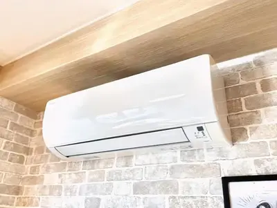 a white stove top oven hanging from a wall at \u6771\u4eac\u90fd\u5fc3 \u6751\u4e0a\u7fa9\u7537\u8a2d\u8a08 112\u5e73\u7c73\u9ad8\u7d1a\u8c6a\u90b8 \u5b8c\u5168\u8cb8\u5207 \u6c60\u888b\u96fb\u8eca6\u5206 \u65b0\u5bbf\u6e0b\u8c37\u76f4\u901a \u6620\u753b\u9928 WiFi12\u4eba WAGAMAMA\u5c0f\u7af9\u5411\u539f3\u968e in Tokyo