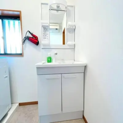 a white bathroom with a sink and a mirror at \u6771\u7acb\u77f34\u4e01\u76ee-47 in Tokyo