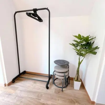 a chair and a lamp in a room with a plant at \u6771\u7acb\u77f34\u4e01\u76ee-47 in Tokyo