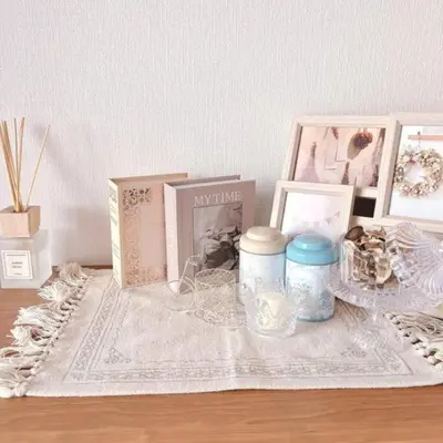 a table with pictures and other items on it at \u6771\u7acb\u77f34\u4e01\u76ee-47 in Tokyo