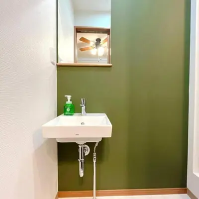 a bathroom with a white sink and a mirror at \u6771\u7acb\u77f34\u4e01\u76ee-47 in Tokyo