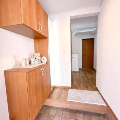 a kitchen with a wooden cabinet and a hallway at \u6771\u7acb\u77f34\u4e01\u76ee-47 in Tokyo