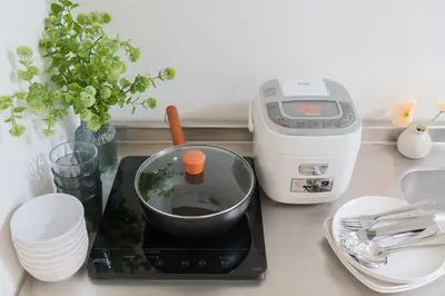 a mixer sitting on a counter next to a toaster at 3 minutes to Shinjuku by subway-Nakanokaikan I in Tokyo