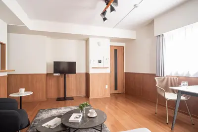 a living room with a couch and a tv at \u30e2\u30f3 \u30b7\u30e3\u30c8\u30fc\u4e2d\u91ce\u54f2\u5b66\u5802 in Tokyo