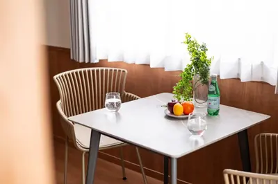 a white table with wine bottles and fruit on it at \u30e2\u30f3 \u30b7\u30e3\u30c8\u30fc\u4e2d\u91ce\u54f2\u5b66\u5802 in Tokyo