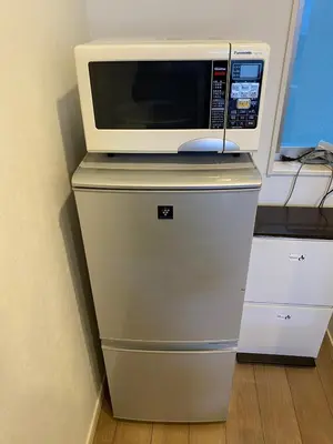 a microwave oven sitting on top of a refrigerator at be\u30c6\u30e9\u30b9204 in Tokyo