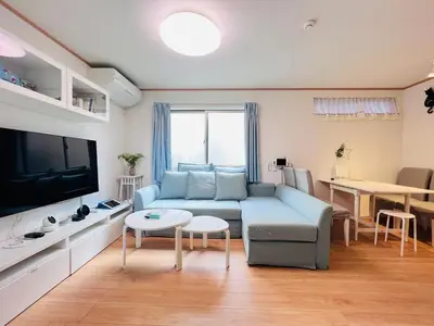a living room with a blue couch and a tv at Ikebukuro\u99c5\u304b\u3089\u5f92\u6b698\u5206\u6700\u59278\u4eba\u6728\u6728\u65e7\u9928 in Tokyo