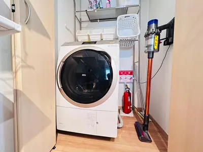 a washing machine in a room with a vacuum at Ikebukuro\u99c5\u304b\u3089\u5f92\u6b698\u5206\u6700\u59278\u4eba\u6728\u6728\u65e7\u9928 in Tokyo