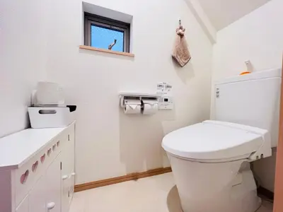 a bathroom with a toilet and a sink and a window at Ikebukuro\u99c5\u304b\u3089\u5f92\u6b698\u5206\u6700\u59278\u4eba\u6728\u6728\u65e7\u9928 in Tokyo