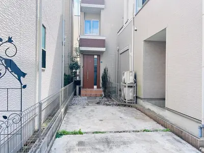 a house with a brown door and a building at Ikebukuro\u99c5\u304b\u3089\u5f92\u6b698\u5206\u6700\u59278\u4eba\u6728\u6728\u65e7\u9928 in Tokyo