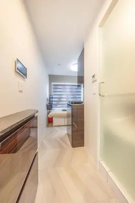 a kitchen with a desk and a bed in a room at 201 Direct access to Narita Haneda 5-minute walk to Keikyu Kamata Station, with kitchen, ideal for telework, apartment in Tokyo
