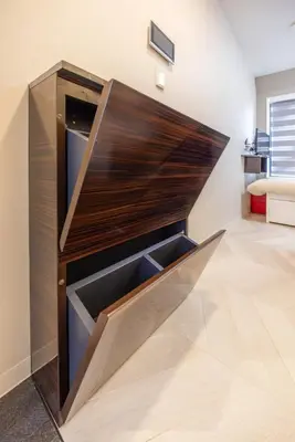 a large wooden bookcase in a room at 401 Direct to Narita Haneda 5-minute walk from Keikyu Kamata Station with kitchen, ideal for telework, apartment in Tokyo