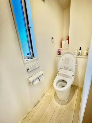 a small bathroom with a toilet and a window at Entire house, 3 minutes on foot from Ekoda station, 2 stations by train to Harry Potter, direct access to Ikebukuro,Shinjuku,Shibuya,Roppongi in Tokyo